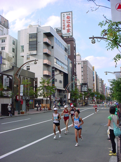 かに本家の前を走り抜けていく