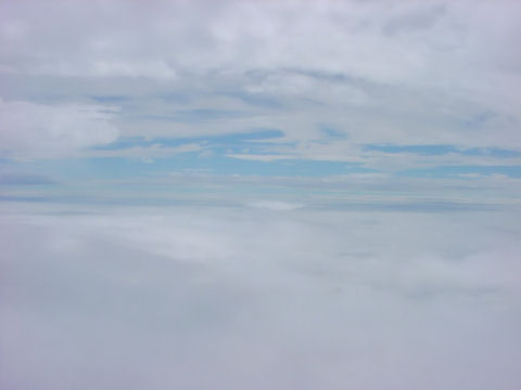 雲と雲の間を行く